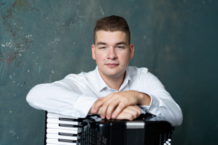 Szentpáli Kiss Péter könyököl a harmonikáján