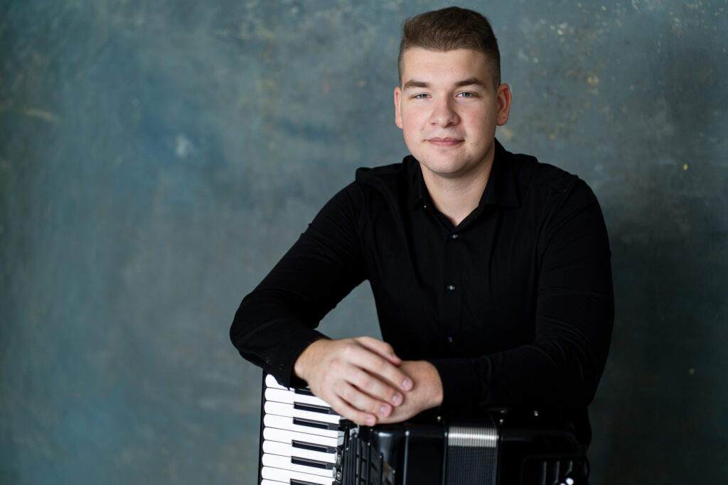 Szentpáli Kiss Péter a harmonikáján támaszkodik